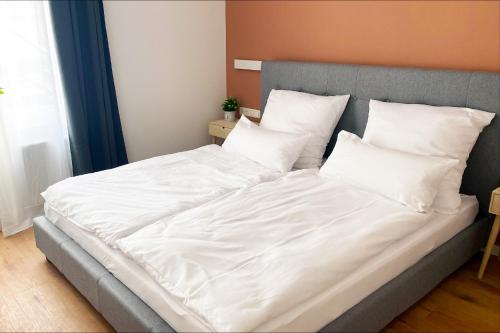 门兴格拉德巴赫Großzügiges City-Apartment in Mönchengladbach的一张配有白色床单和枕头的大床
