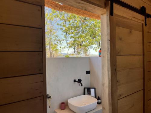SantiagoNaturnahe Cabina Playa Hermosa, Santa Teresa的一间带卫生间和窗户的浴室