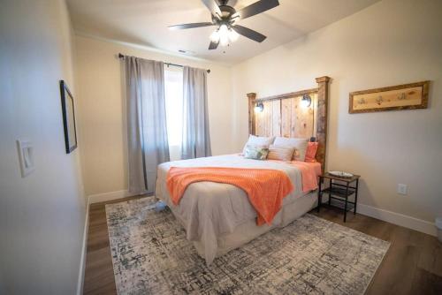 卡纳布Red Canyon Bunkhouse at Kanab - New West Properties的一间卧室配有一张床和吊扇