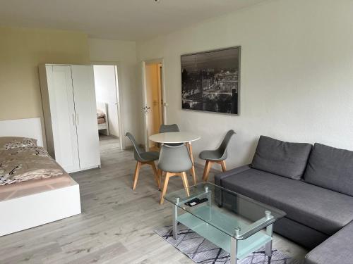 Monteur-Pension N2的客厅配有沙发和桌子