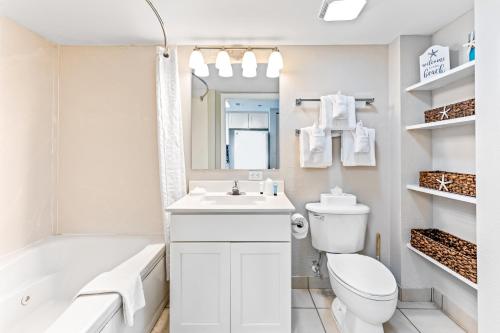默特尔比奇Bay Watch Resort的白色的浴室设有水槽和卫生间。