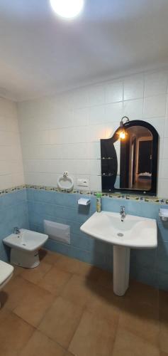 米迪克Kabila vista n4 vue piscine的一间带水槽、卫生间和镜子的浴室