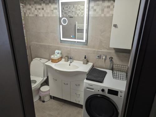 亚历山德鲁波利斯Tsitsipas Apartment的一间带水槽和洗衣机的浴室