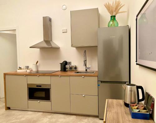 米兰La Cadrega的厨房配有冰箱和水槽