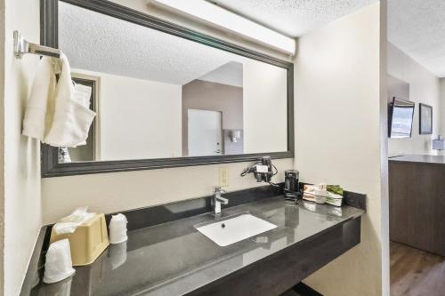 费耶特维尔Red Roof Inn & Suites Fayetteville-Fort Bragg的一间带水槽和镜子的浴室