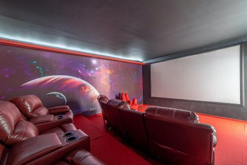 塔伊切VV Monarca by HH - with cinema room and heated pool的电影室,带皮椅和投影屏幕