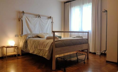 米利亚里诺La villetta d' angolo的一间卧室设有一张床和一个窗口