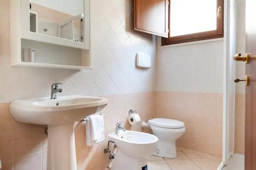 瓜尔迪斯塔洛Casa Nadia - Incantevole appartamento con giardino的一间带水槽和卫生间的浴室