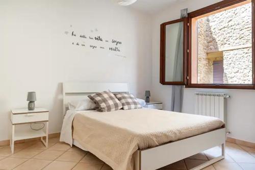瓜尔迪斯塔洛Casa Nadia - Incantevole appartamento con giardino的卧室配有一张床,墙上设有镜子