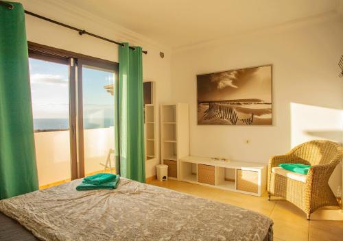 La CostaCasa-la-Costa的一间卧室配有一张床、一张书桌和一个窗户。