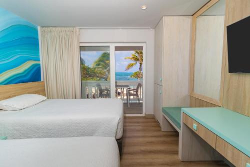 圣安德烈斯Hotel Bahia Sardina的酒店客房设有两张床,享有海景。