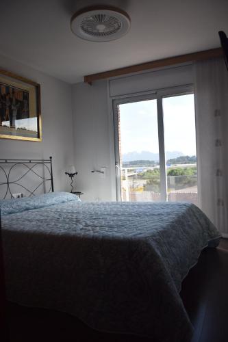 Sant Joan de VilatorradaApartament Sant Jordi的一间卧室设有一张床和一个大窗户