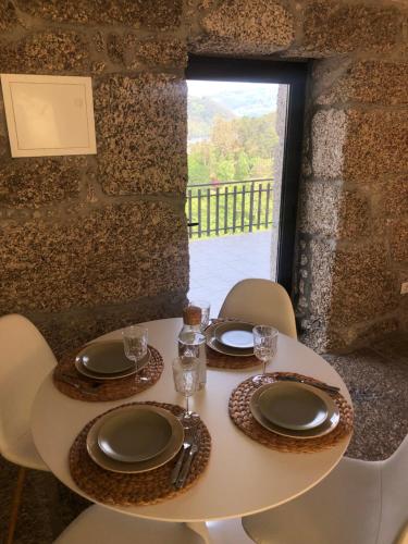 维埃拉·多米尼奥Sobreiro Valley - Casa Isabel的桌椅、盘子和窗户