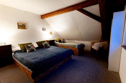 KlenovicePoklidná Chalupa的一间客房内配有两张床的房间