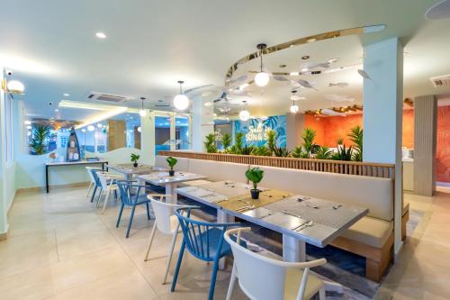 圣安德烈斯Hotel Bahia Sardina的餐厅内带桌椅的用餐室