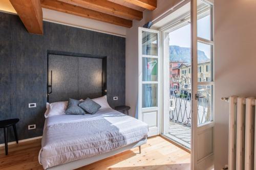 瓦伦纳德索乐酒店的一间卧室设有一张床和一个大窗户