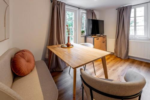 兰河畔马尔堡Himmlische Altstadt-Maisonette的客厅配有木桌和椅子