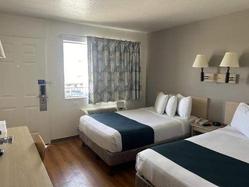 斯坦顿斯坦顿六号汽车旅馆的酒店客房设有两张床和窗户。