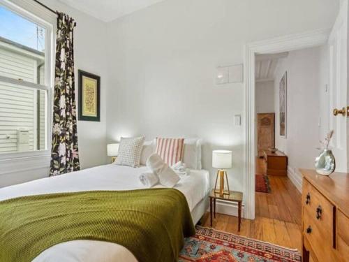奥克兰Cheerful 1 Bedroom Home with Free Parking的一间卧室设有一张大床和一个窗户。