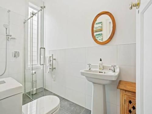 奥克兰Cheerful 1 Bedroom Home with Free Parking的一间带水槽、卫生间和镜子的浴室