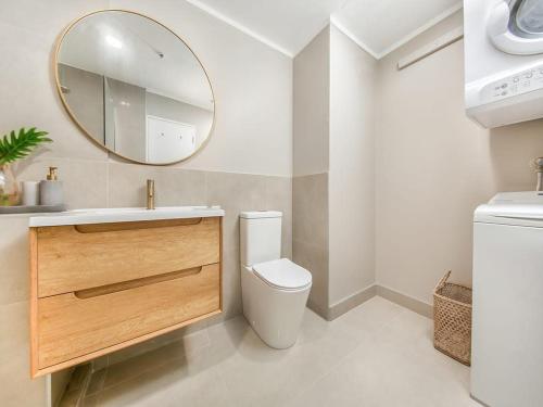 奥克兰Charming 1 Bedroom Apartment in Auckland的一间带水槽、卫生间和镜子的浴室