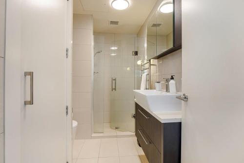奥克兰Bright & modern Auckland CBD apartment的带淋浴和盥洗盆的浴室