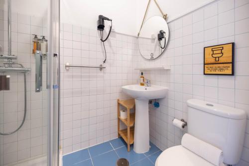 米尔芳提斯城MUTE Hostel Milfontes的浴室配有卫生间、盥洗盆和淋浴。