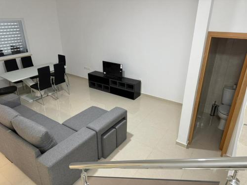 普拉亚BemVinda Sweet Home - Cama Mesa e Fogão的客厅配有灰色的沙发和桌子