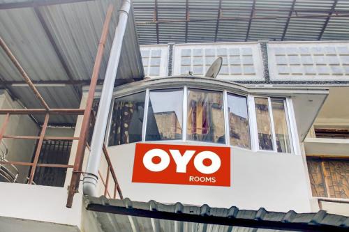巴特那OYO Hotel Triveni.的船上有卵石标志的建筑物内的船只