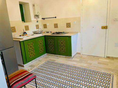 DjerbaDIAR HAROUN的厨房配有绿色橱柜和水槽