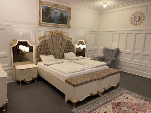 奥斯卡港Grand Station - Restaurang & Rooms的一间卧室配有一张特大号床和一把椅子