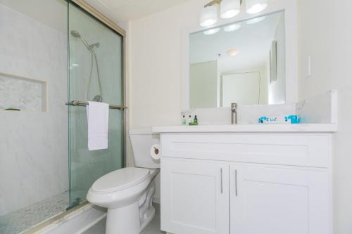 檀香山Ilikai Tower 936 Lagoon View 1BR的浴室配有卫生间、盥洗盆和淋浴。