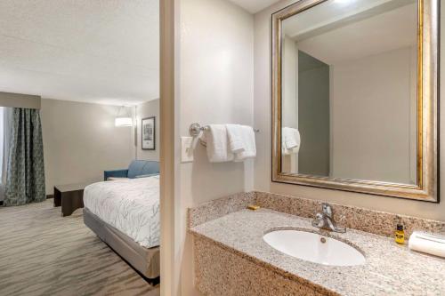 诺克斯维尔Best Western Plus Knoxville Cedar Bluff的一间带水槽的浴室和一张位于客房内的床