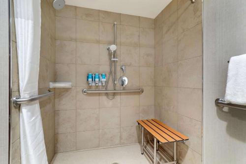 帕迪尤卡帕迪尤卡德鲁酒店的浴室设有木制长凳和淋浴