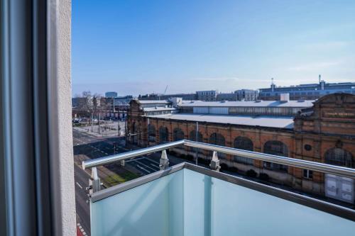 德累斯顿prizeotel Dresden-Mitte的设有一个享有火车站美景的阳台。