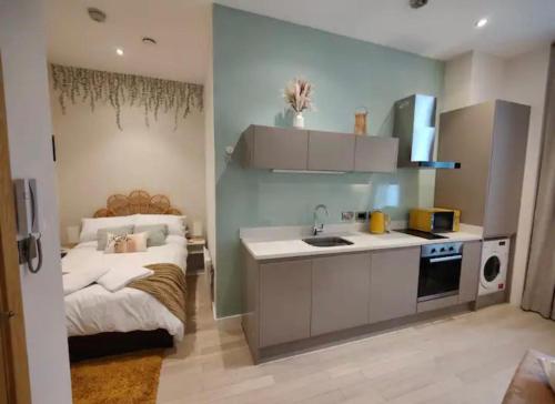 利物浦Liverpool Gem: Cozy Studio Retreat的一个带床和水槽的厨房