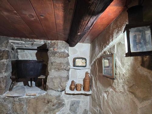 兹沃格谢Stone House Moj Dida的石屋,设有电视,位于石墙内