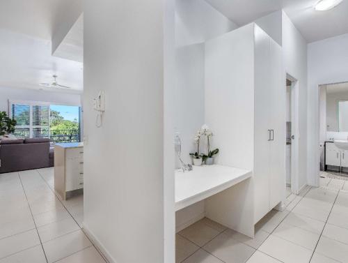 金斯克里福Drift North Beachfront Apartments - Private Apartments的客房内的白色浴室设有水槽