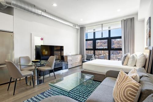霍博肯Dharma Home Suites Hoboken的酒店客房设有床和客厅。