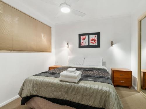 穆尔瓦拉Yarrawonga Lakeside Apartment 25的一间卧室配有一张床,上面有两条毛巾