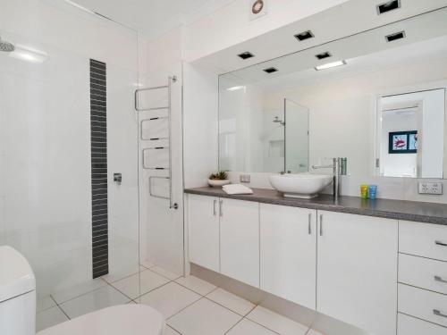 穆尔瓦拉Yarrawonga Lakeside Apartment 25的白色的浴室设有水槽和卫生间。