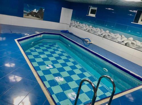 巴库Luxury villa 8 bedrooms的一个带棋盘的游泳池