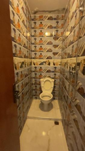 奥瑞尔K11SURF的浴室设有卫生间,墙上挂有鞋子