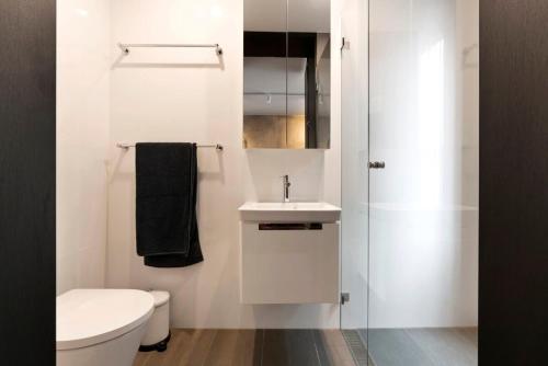 悉尼New York style Loft的白色的浴室设有卫生间和水槽。