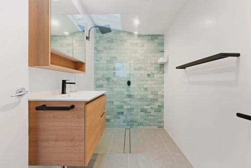 悉尼Cosy Camperdown的一间带水槽和淋浴的浴室
