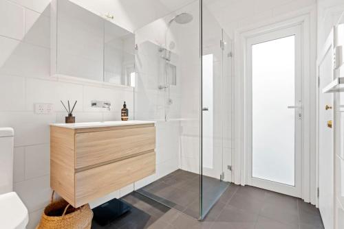悉尼Bright Home in Trendy Newtown close to the Park的白色的浴室设有水槽和淋浴。
