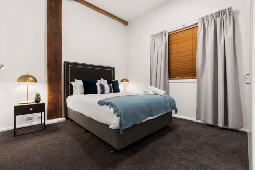悉尼1 BR Apartment In the Heart of Darling Harbour的一间卧室设有一张大床和一个窗户。