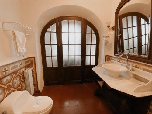 苏克雷圣玛丽亚皇家酒店的一间带水槽、卫生间和镜子的浴室