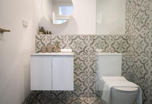 悉尼Darlinghurst Studio 1 VOGUE的一间带卫生间和镜子的浴室