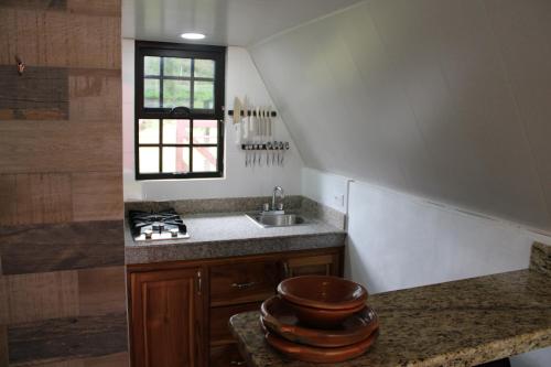 Cabañas La Encantada的厨房配有水槽和带窗户的台面